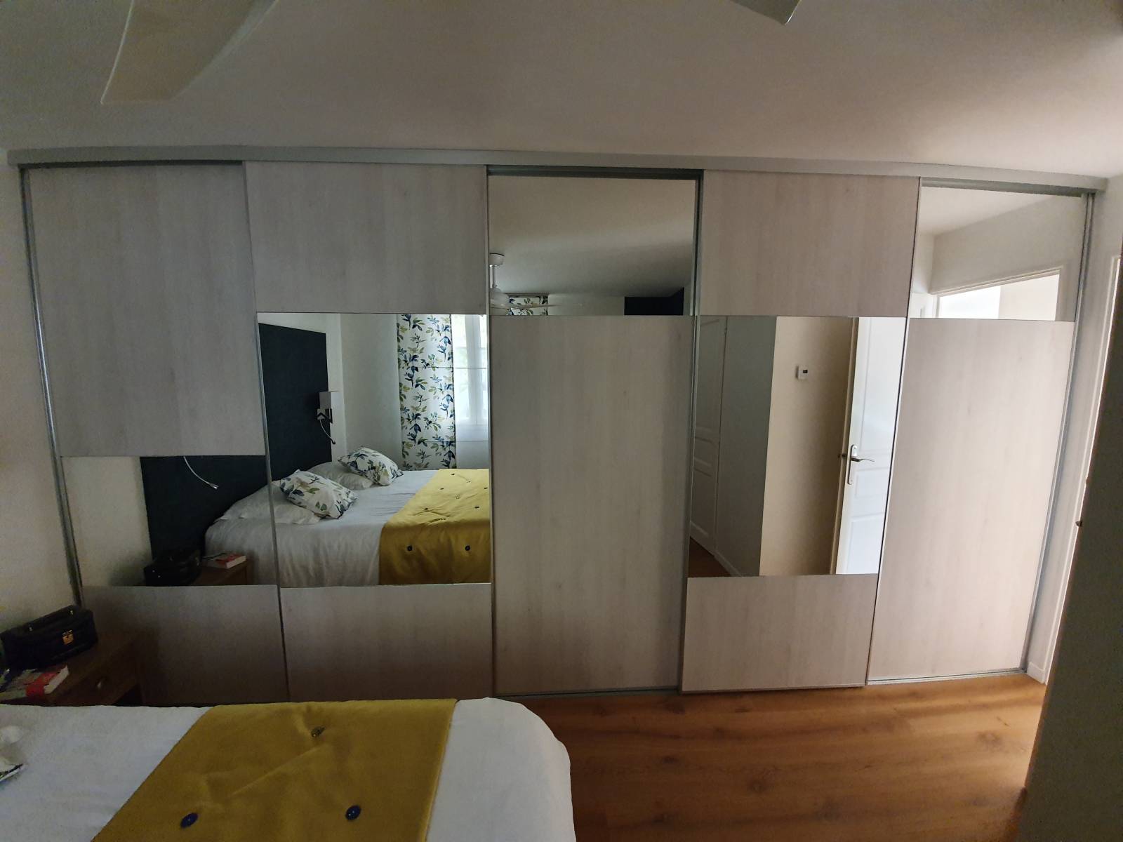 Installation d'une façade coulissante 5 vantaux avec miroirs clairs à Eguilles