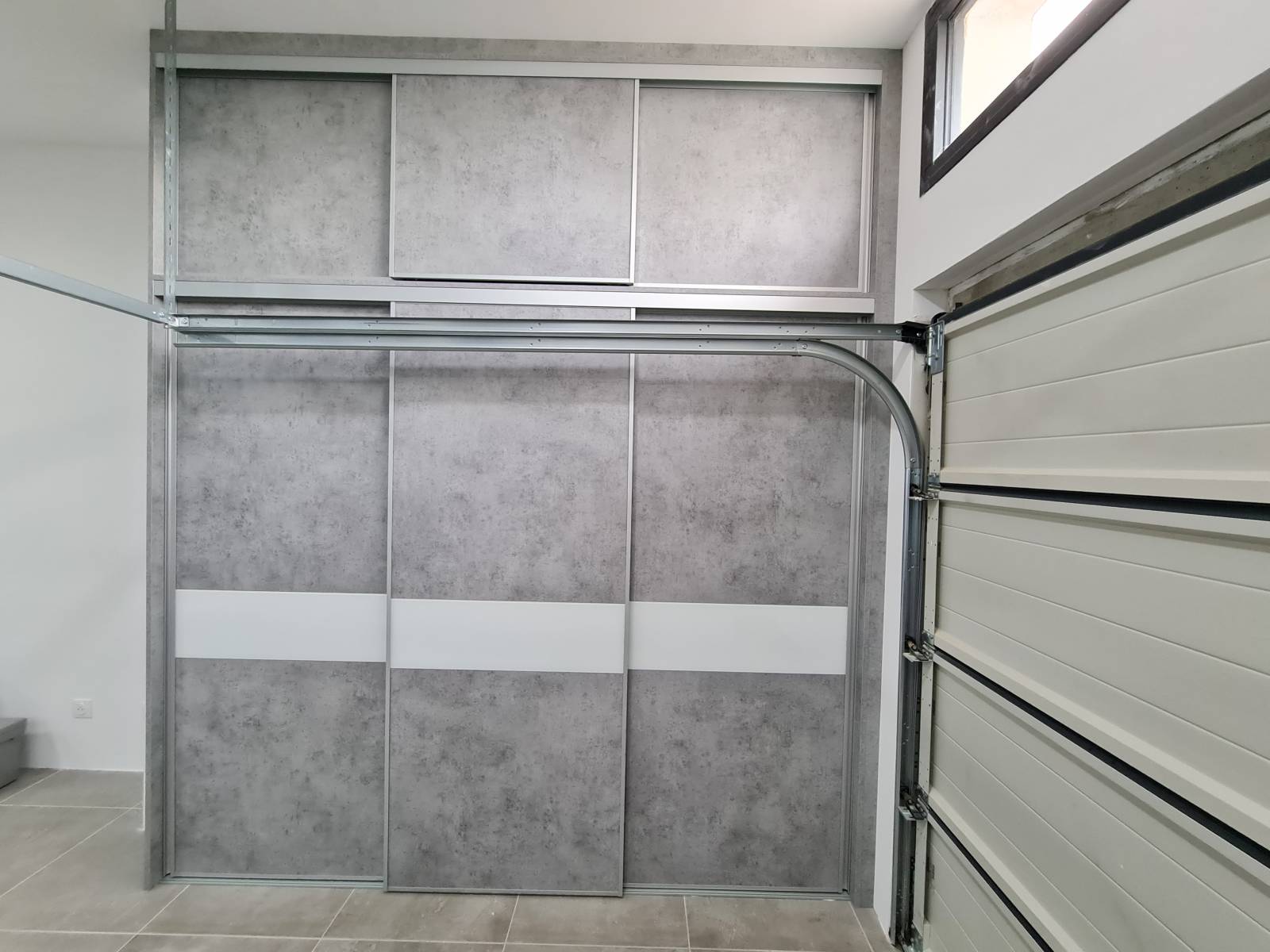 Création et installation d'un placard sur mesure en décor gris et verre dépoli laqué blanc dans garage sur la commune de Velaux