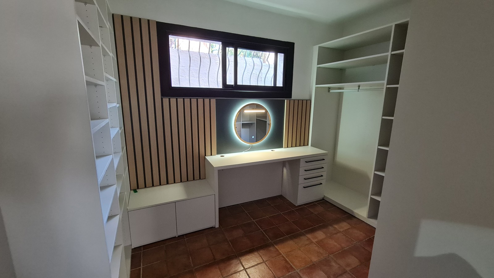 Conception et pose d'un dressing haut de gamme avec éclairage LED et bardage bois à Aubagne