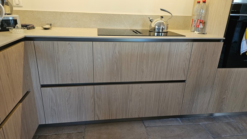 Réalisation d'une cuisine sur mesure en décor chêne et blanc mat avec plan de travail en céramique à Pont Royal