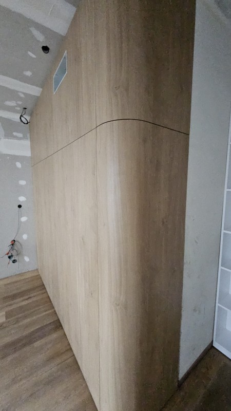 Réalisation d'un dressing avec bord galbé et passage dissimulé pour accéder à la salle de bain sur la région aixoise