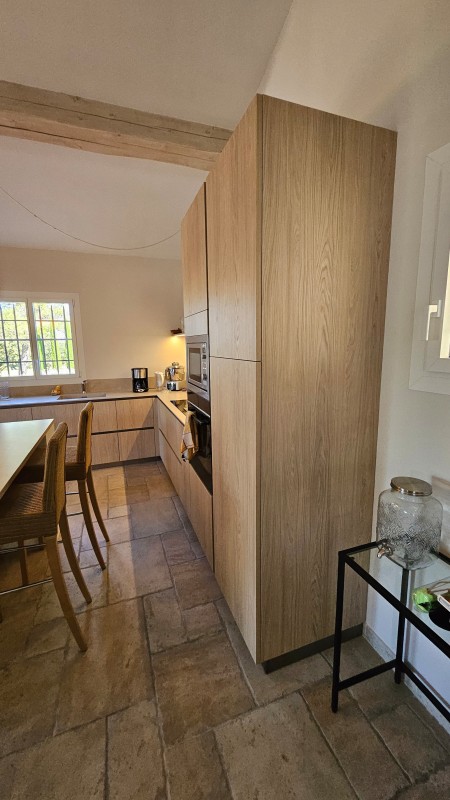 Réalisation d'une cuisine sur mesure en décor chêne et blanc mat avec plan de travail en céramique à Pont Royal