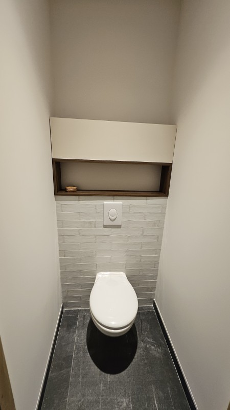 Création d'un meuble de salle de bain sur mesure en décor blanc avec cuve en céramique réalisé à Lambesc