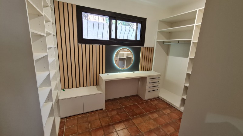 Conception et pose d'un dressing haut de gamme avec éclairage LED et bardage bois à Aubagne