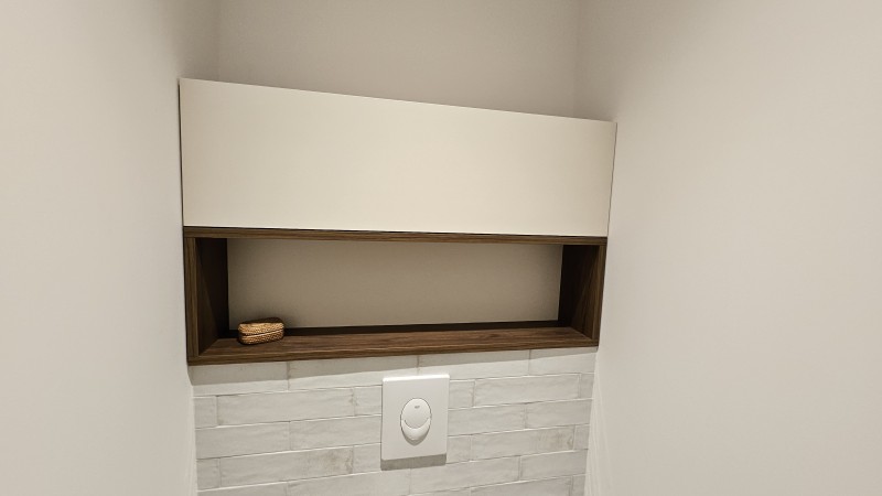 Création d'un meuble de salle de bain sur mesure en décor blanc avec cuve en céramique réalisé à Lambesc