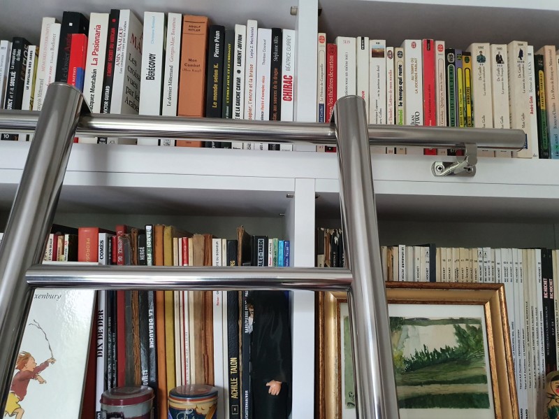 Bibliothèque sur mesure en décor blanc Alpin avec échelle inox sur la commune d'Aix en Provence