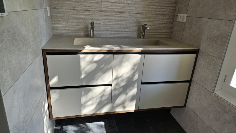 Création d'un meuble de salle de bain sur mesure en décor blanc avec cuve en céramique réalisé à Lambesc