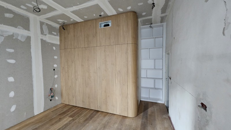 Réalisation d'un dressing avec bord galbé et passage dissimulé pour accéder à la salle de bain sur la région aixoise