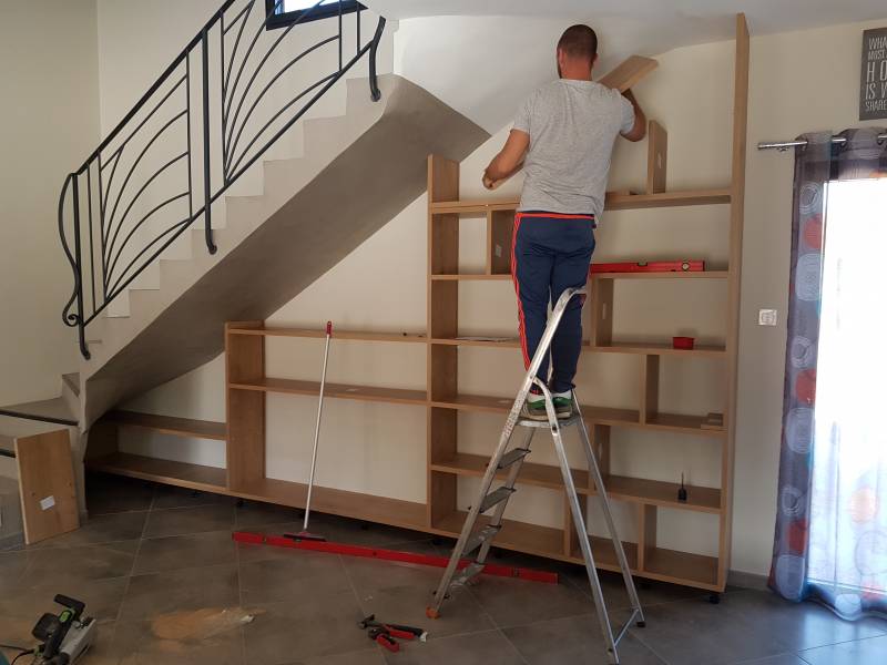 installation bibliothèque sous escalier puyricard
