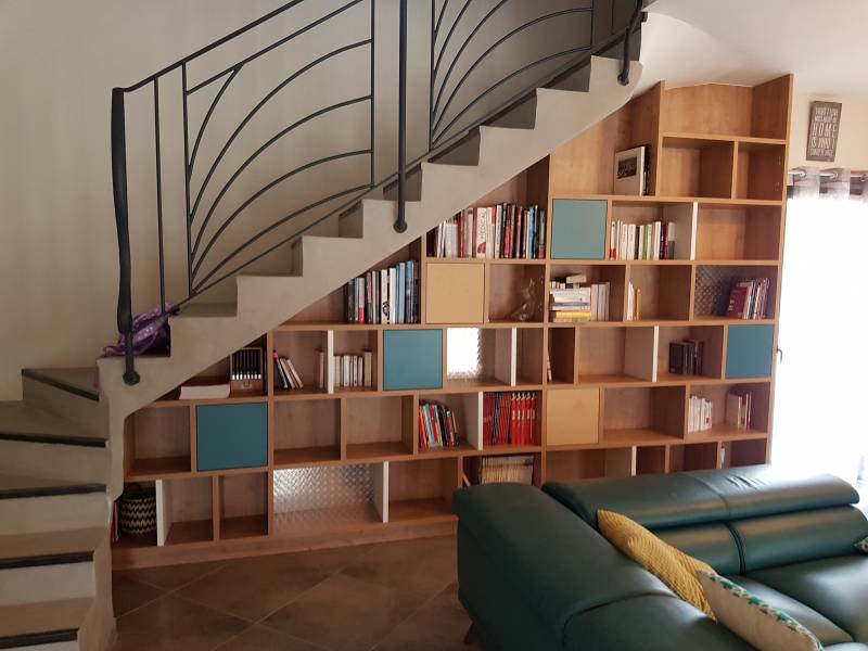 bibliothèque sous escalier ouverte fermée aix en provence