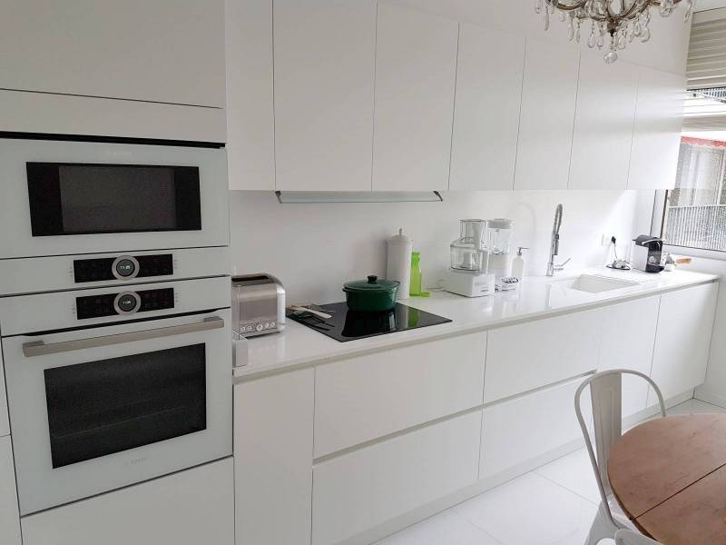 Installation d'une cuisine sur mesure minimaliste laquée blanc mat sur Aix-en-Provence