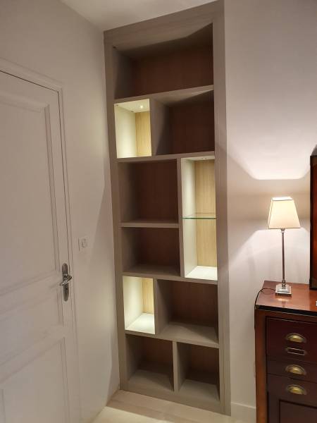 bibliothèque avec lumière moderne la ciotat