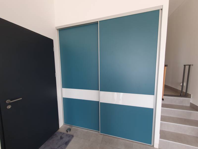 Installation de portes Coulissantes 2 vantaux avec traverses verre réalisées sur la commune de Velaux