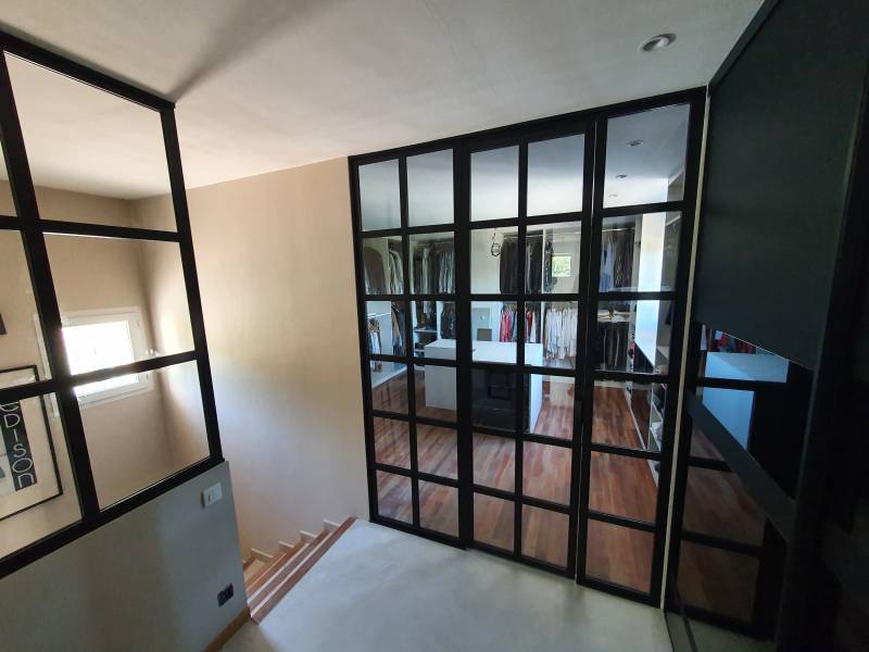 Création d'un dressing sur mesure en décor blanc polaire avec verrière en aluminium thermolaqué à AIx en Provence