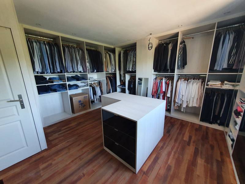 ilot central avec tiroirs en verre laque noir brillant