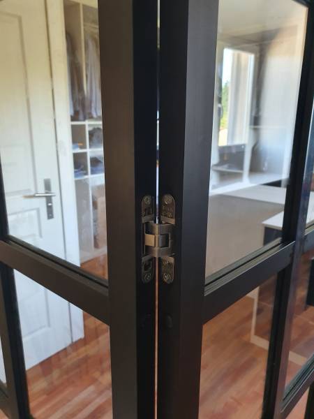 Création d'un dressing sur mesure en décor blanc polaire avec verrière en aluminium thermolaqué à AIx en Provence