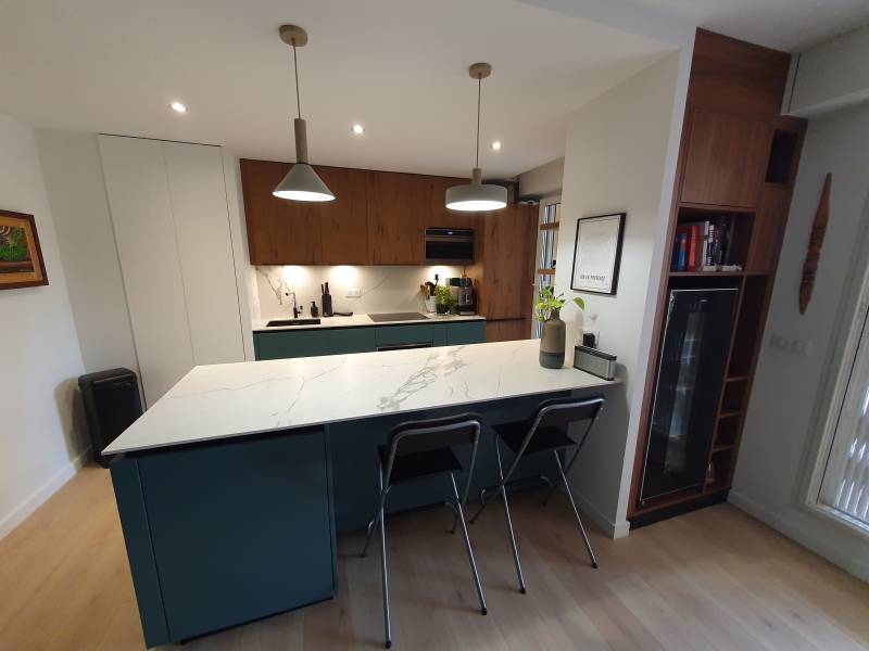 Réalisation d'une cuisine sur mesure en décor noyer et verde positano à Aix en Provence