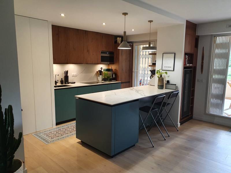 Réalisation d'une cuisine sur mesure en décor noyer et verde positano à Aix en Provence