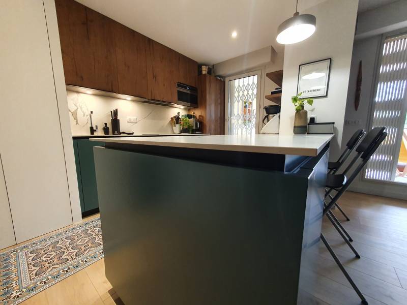 Réalisation d'une cuisine sur mesure en décor noyer et verde positano à Aix en Provence