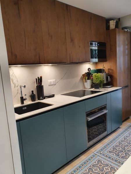 Réalisation d'une cuisine sur mesure en décor noyer et verde positano à Aix en Provence