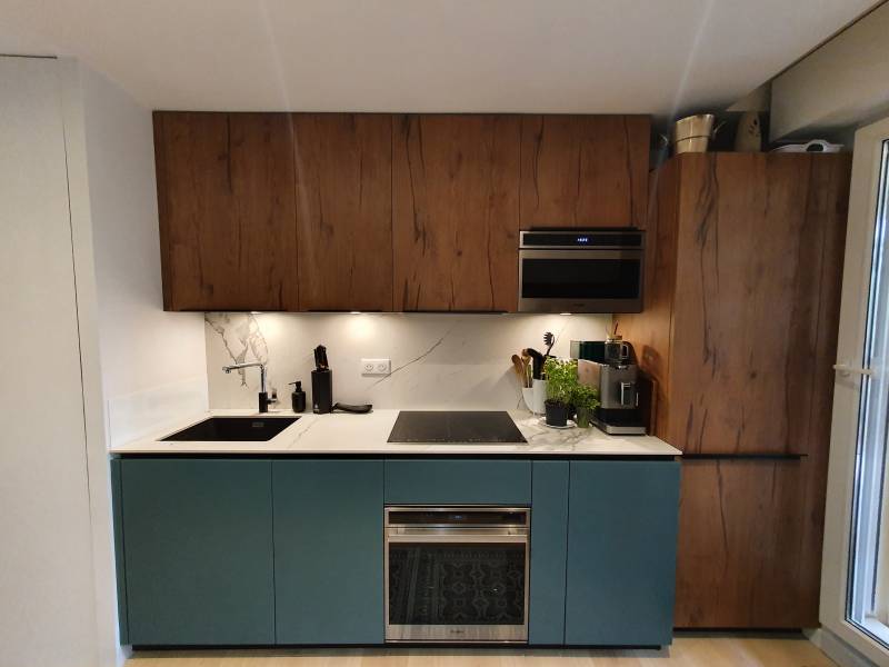 Réalisation d'une cuisine sur mesure en décor noyer et verde positano à Aix en Provence
