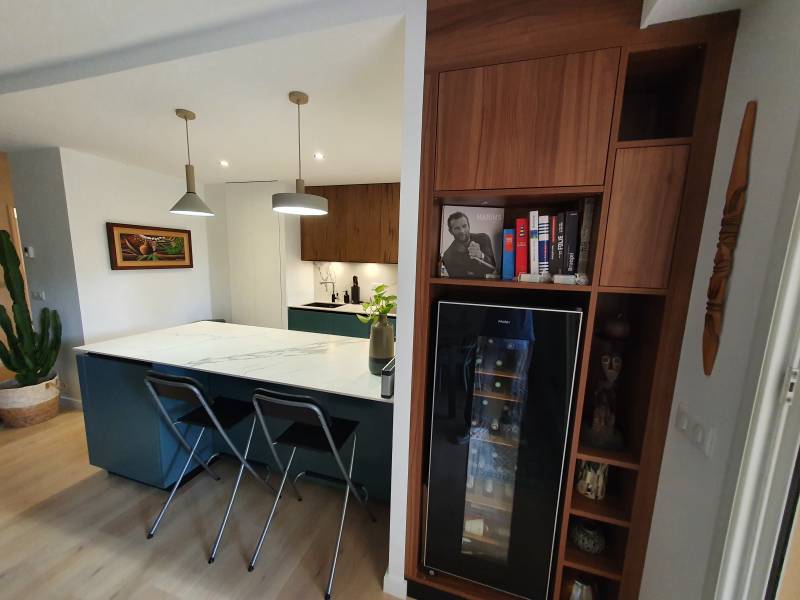 Réalisation d'une cuisine sur mesure en décor noyer et verde positano à Aix en Provence