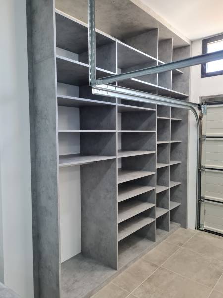 Création et installation d'un placard sur mesure en décor gris et verre dépoli laqué blanc dans garage sur la commune de Velaux