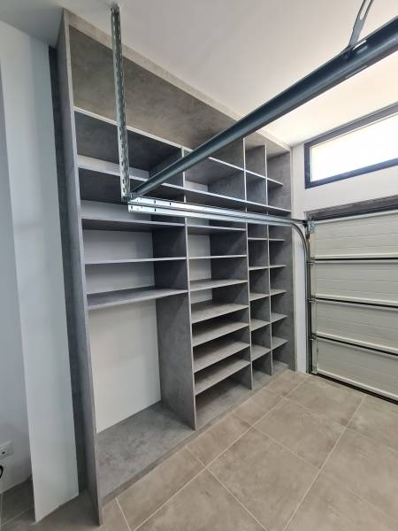 Création et installation d'un placard sur mesure en décor gris et verre dépoli laqué blanc dans garage sur la commune de Velaux