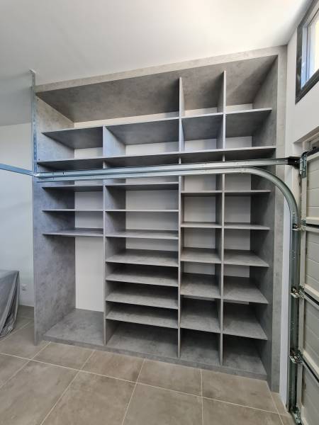 Création et installation d'un placard sur mesure en décor gris et verre dépoli laqué blanc dans garage sur la commune de Velaux
