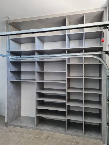 Création et installation d'un placard sur mesure en décor gris et verre dépoli laqué blanc dans garage sur la commune de Velaux