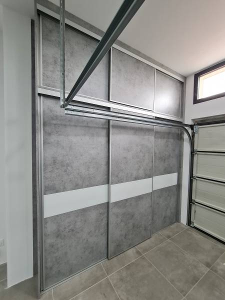 Création et installation d'un placard sur mesure en décor gris et verre dépoli laqué blanc dans garage sur la commune de Velaux