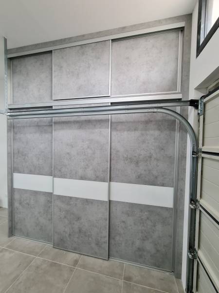 Création et installation d'un placard sur mesure en décor gris et verre dépoli laqué blanc dans garage sur la commune de Velaux