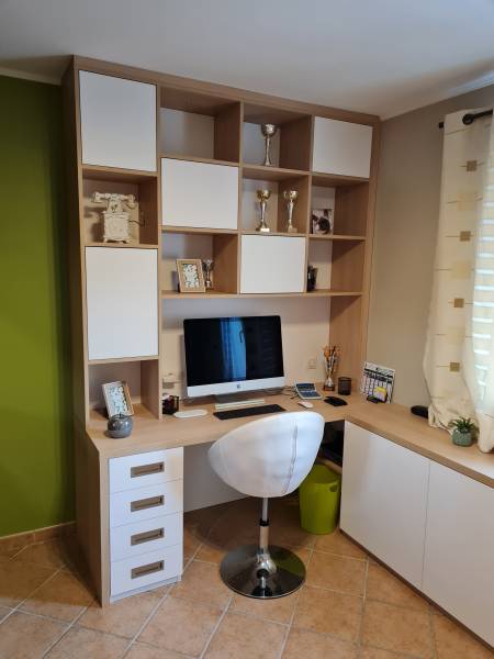 Intégration de modules de rangement bois sur bureau moderne 