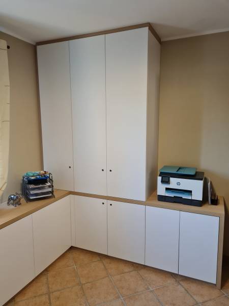 Réalisation d'un bureau sur mesure en décor chêne vincenza et blanc mat arctique à Fuveau