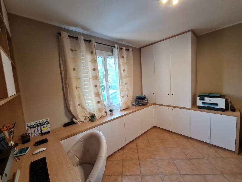 Réalisation d'un bureau sur mesure en décor chêne vincenza et blanc mat arctique à Fuveau