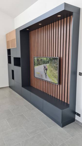 Création d'un meuble TV gris ombre et bardage noyer de Lincoln à Aix en Provence
