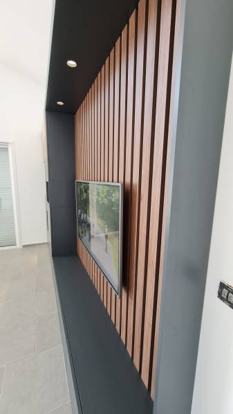 Création d'un meuble TV gris ombre et bardage noyer de Lincoln à Aix en Provence