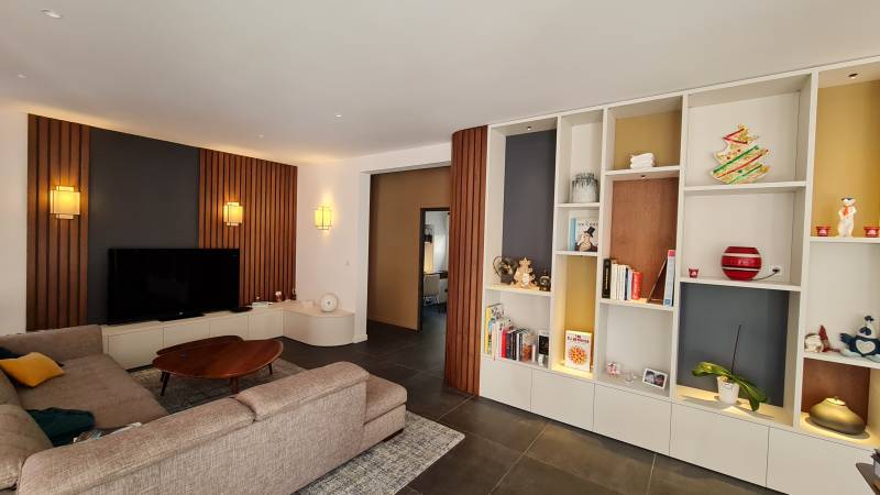 Habillage mural en bardage chêne teinté vernis réalisé à de Ventabren