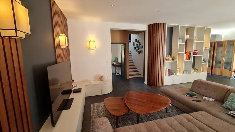 Habillage mural en bardage chêne teinté vernis réalisé à de Ventabren