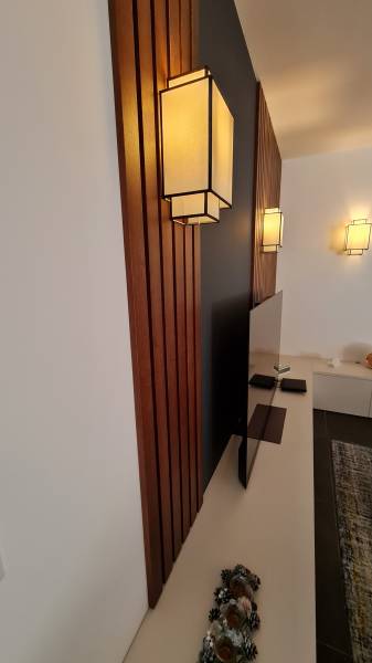 Habillage mural en bardage chêne teinté vernis réalisé à de Ventabren