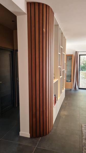 Habillage mural en bardage chêne teinté vernis réalisé à de Ventabren