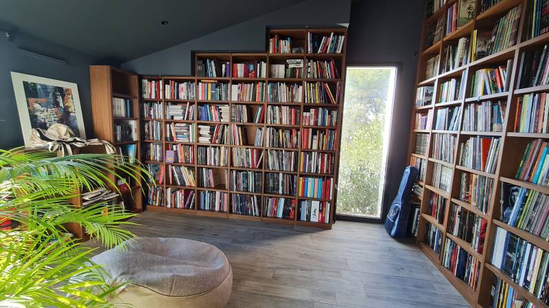 Réalisation d'une bibliothèque sur mesure en décor chêne à Puyricard