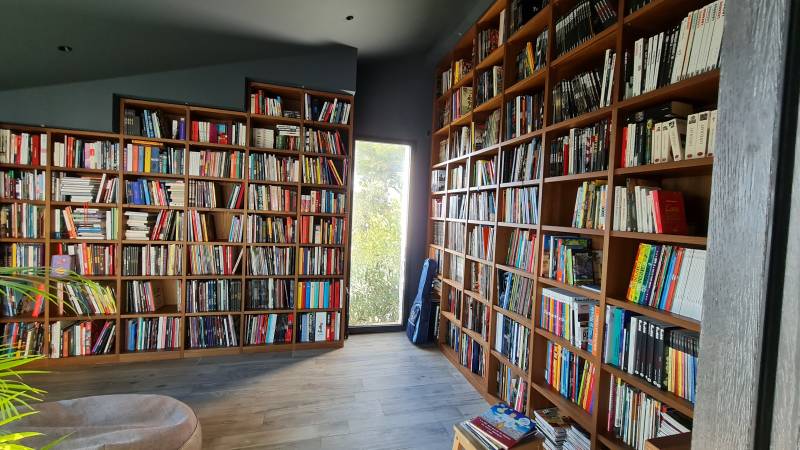Réalisation d'une bibliothèque sur mesure en décor chêne à Puyricard
