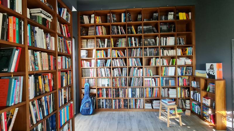 Réalisation d'une bibliothèque sur mesure en décor chêne à Puyricard
