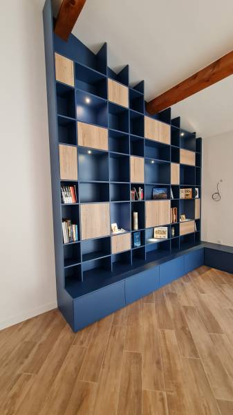 Création d'une bibliothèque sur mesure en décor chêne naturel et bleu cosmique à Puyricard