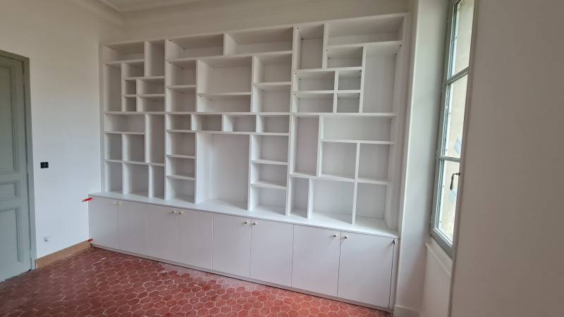 Création d'un meuble bibliothèque en décor blanc mat à Aix en Provence