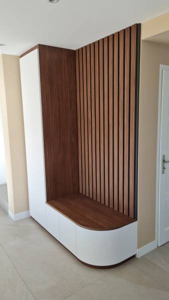 Conception d'un meuble d'entrée en décor blanc arctique et bardage bois en noyer de Lincoln à Velaux