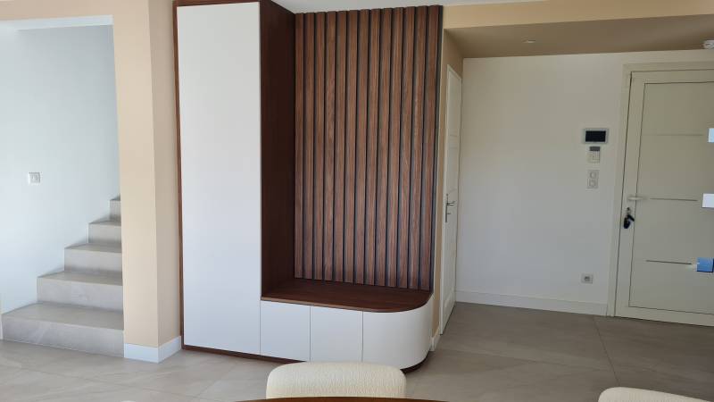 Conception d'un meuble d'entrée en décor blanc arctique et bardage bois en noyer de Lincoln à Velaux