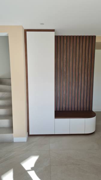 Conception d'un meuble d'entrée en décor blanc arctique et bardage bois en noyer de Lincoln à Velaux