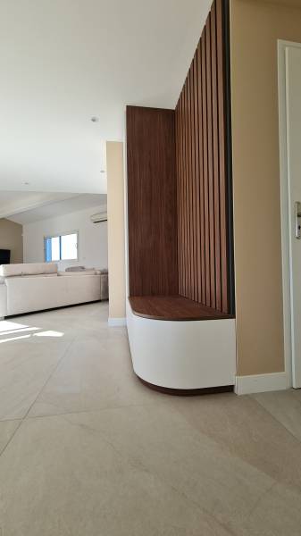 Conception d'un meuble d'entrée en décor blanc arctique et bardage bois en noyer de Lincoln à Velaux